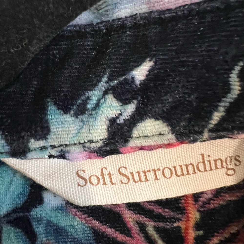 Soft surroundings velvet button up shirt in a floral print. Size large, - Picture 4 of 4